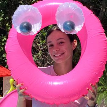 Non so chi siano. Bambina e uomo sorridenti in piscina con braccioli rosa.