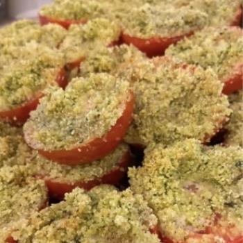 Pomodori gratinati con pangrattato e prezzemolo, pronti per essere serviti caldi.