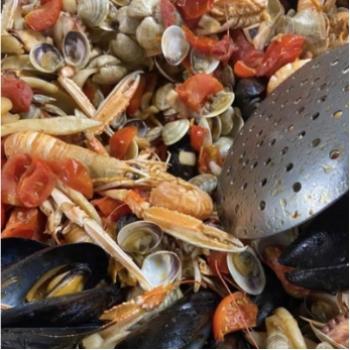 Zuppa di mare con vongole, cozze, gamberi e pomodori freschi.