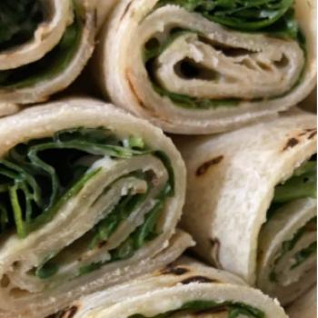 Rotolini di pane con ripieno di verdure fresche e croccanti.